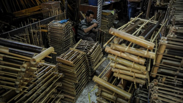 Perajin menyelesaikan produksi angklung di Saung Angklung Udjo, Bandung, Jawa Barat, Minggu (12/2/2023). Saung angklung udjo tengah memproduksi puluhan ribu angklung untuk kebutuhan pemecahan rekor dunia bermain angklung bersama serta orkestra yang rencananya akan dilaksanakan pada awal tahun 2023. ANTARA FOTO/Raisan Al Farisi/NZ