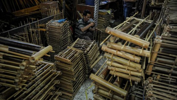 Perajin menyelesaikan produksi angklung di Saung Angklung Udjo, Bandung, Jawa Barat, Minggu (12/2/2023). Saung angklung udjo tengah memproduksi puluhan ribu angklung untuk kebutuhan pemecahan rekor dunia bermain angklung bersama serta orkestra yang rencananya akan dilaksanakan pada awal tahun 2023. ANTARA FOTO/Raisan Al Farisi/NZ