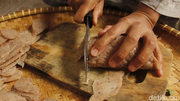 Proses pembuatan kerupuk gendar. Kerupuk ini terbuat dari sisa nasi di rumah
