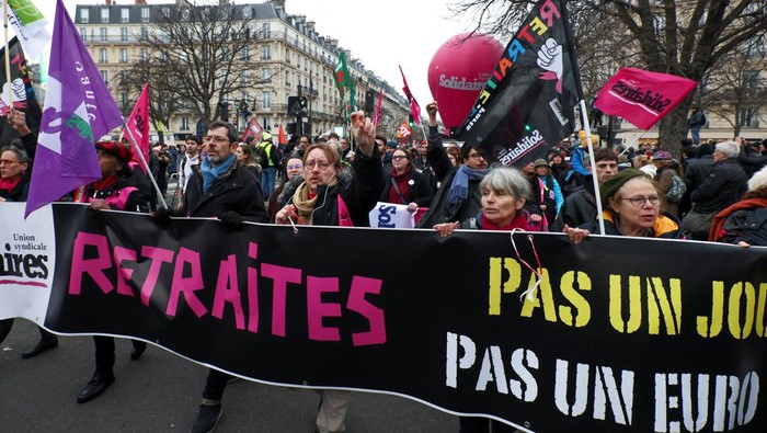 Protes Reformasi Pensiun, Warga Prancis Turun ke Jalan Protesters are on top of a sculpture as they attend a demonstration against the French government's pension reform plan as part of the fourth day of national protests, in Paris, France, February 11, 2023. REUTERS/Yves Herman