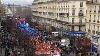 Warga memenuhi jalan-jalan di Paris.