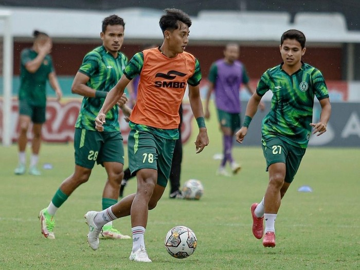 Ifan Nanda (nomor 78) absen saat melawan Persebaya Surabaya.