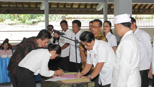 Ratusan anggota pantarlih Kecamatan Manggis saat dilantik di Aula Kantor Camat Manggis, Kabupaten Karangasem, Bali, Minggu (12/2/2023).