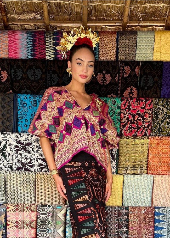 “Sungguh pengalaman luar biasa pemotretan di Desa Sade Lombok untuk @youc100vitamin. Saya akan selalu ingat momen mengenakan Tenun bersama gadis-gadis manis ini dan menyaksikan para pengrajin menenun,” tulisnya pada caption foto Instagram. Foto: Instagram/@rbonneynola
