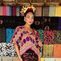 “Sungguh pengalaman luar biasa pemotretan di Desa Sade Lombok untuk @youc100vitamin. Saya akan selalu ingat momen mengenakan Tenun bersama gadis-gadis manis ini dan menyaksikan para pengrajin menenun,” tulisnya pada caption foto Instagram. Foto: Instagram/@rbonneynola