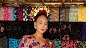 7 Potret Miss Universe 2022 RBonney Gabriel di Lombok, Cantik Pakai Tenun