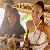 Di sela-sela syuting minuman kesehatan, R’Bonney Gabriel menyempatkan berkunjung ke Desa Adat Sade di Kabupaten Lombok Tengah, Nusa Tenggara Barat.  Foto: Instagram/@rbonneynola