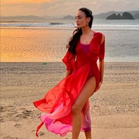 Dalam kesempatan lain, R’Bonney Gabriel juga berfoto dengan latar belakang pantai Lombok yang indah. Wanita yang berprofesi sebagai desainer ini tampak menhenakan swimsuit pink yang dipadu gaun transparan merah. Foto: Instagram/@rbonneynola