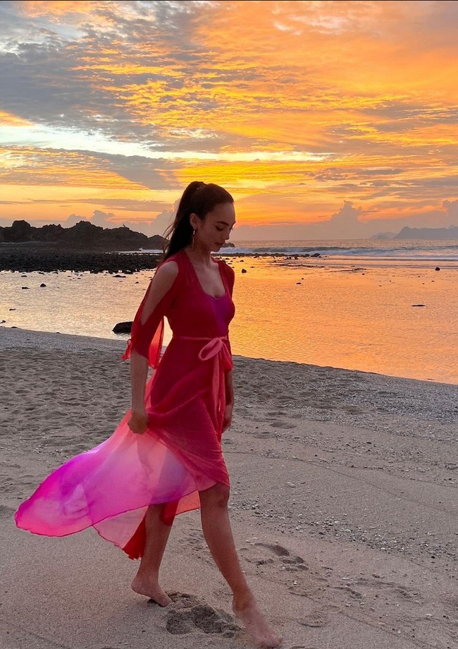 Gaun memiliki aksen cut out pada lengan. Tambahan pita pada pinggang mengaksentuasi tubuh rampingnya. Foto: Instagram/@rbonneynola