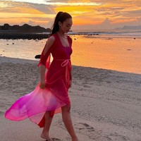 Gaun memiliki aksen cut out pada lengan. Tambahan pita pada pinggang mengaksentuasi tubuh rampingnya. Foto: Instagram/@rbonneynola