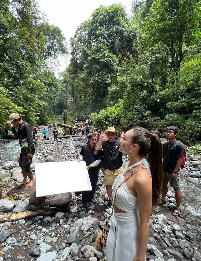 R’Bonney Gabriel melakukan syuting iklan dengan latar sungai dan hutan di Lombok. Foto: Instagram/@rbonneynola