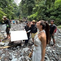 R’Bonney Gabriel melakukan syuting iklan dengan latar sungai dan hutan di Lombok. Foto: Instagram/@rbonneynola