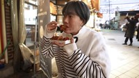 Masih seputar kuliner Gwangju, Ria SW mencoba aneka jajanan kaki lima di daerah itu. Ia membeli daging panggang samgyeopsal (pork belly) yang diberikan isian taoge, kimchi, dan kol. Kemudian dipanggang dan diberikan saus. Foto: YouTube Ria SW