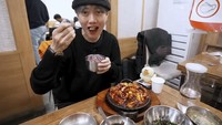 Saat di Korea Selatan, Ria SW kulineran di Daegu. Ia mengunjungi restoran bernama Silla Sikdang yang terkenal dengan menu gurita pedasnya. Ria tampak lahap menikmatinya dengan nasi hangat. Foto: YouTube Ria SW