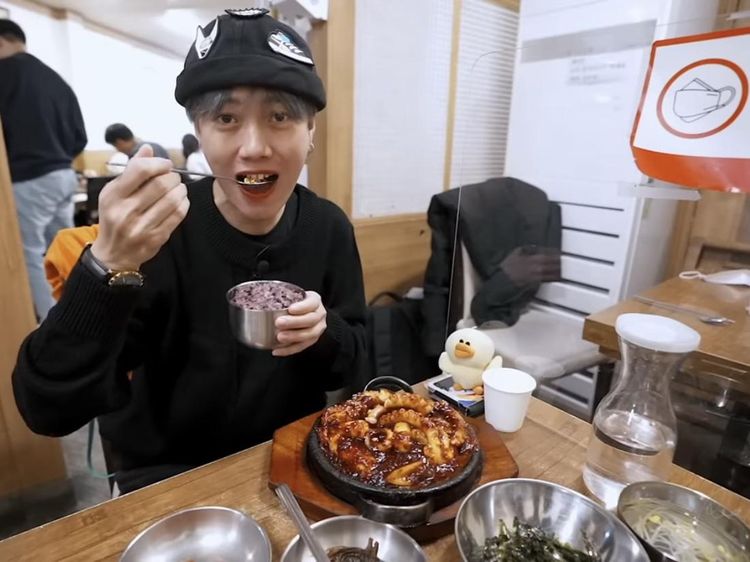 Seru! Ria SW Cicip Lobster Keju hingga Ayam Pedas di Korea