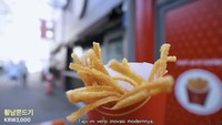 Ria juga menikmati jjeondeugi dari gerai di samping Silla Sikdang. Sekilas mirip kentang goreng McDonalds, namun ini jajanan tradisional Korea. Foto: YouTube Ria SW