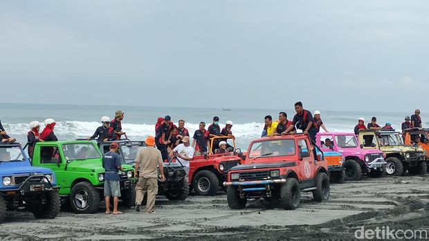 Rombongan wisatawan ketika menyusuri laguna hingga pantai Glagah menggunakan mobil jip wisata, Minggu (12/2/2023).