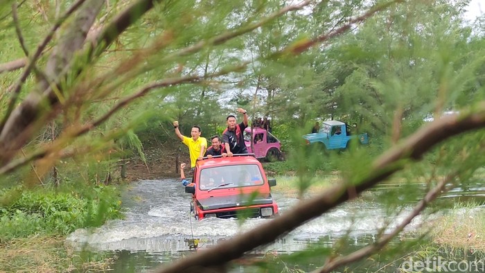 Rombongan wisatawan ketika menyusuri laguna hingga pantai Glagah menggunakan mobil jip wisata, Minggu (12/2/2023).