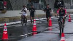 Salut! Warga Berolahraga saat Rintik Hujan Mengguyur Jakarta