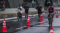 Meski cuaca pagi ini hujan, para warga tetap bersemangat untuk berolahraga.