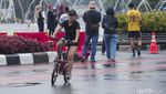 Salut! Warga Berolahraga saat Rintik Hujan Mengguyur Jakarta