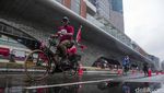 Salut! Warga Berolahraga saat Rintik Hujan Mengguyur Jakarta