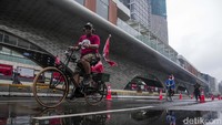 Sejumlah komunitas sepeda juga tetap beraksi pagi tadi.