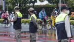 Salut! Warga Berolahraga saat Rintik Hujan Mengguyur Jakarta