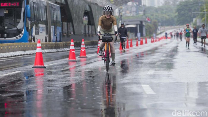 Salut! Warga Berolahrga saat Rintik Hujan Mengguyur Jakarta Hujan mengguyur Jakarta sejak malam hari hingga pagi ini. Meski demikian warga tetap berolahraga di area car free day (CFD) Bundaran HI Jakarta, Minggu (12/2/2023).