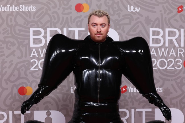Harikrishnan adalah desainer di balik baju ‘balon’ Sam Smith. Pria kelahiran Kerala yang kini menetap di Inggris ini dikenal dengan rancangan unik dan inovatif, yang salah satu ciri khasnya adalah celana balon. Foto: FilmMagic/Neil Mockford