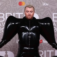 Harikrishnan adalah desainer di balik baju ‘balon’ Sam Smith. Pria kelahiran Kerala yang kini menetap di Inggris ini dikenal dengan rancangan unik dan inovatif, yang salah satu ciri khasnya adalah celana balon. Foto: FilmMagic/Neil Mockford