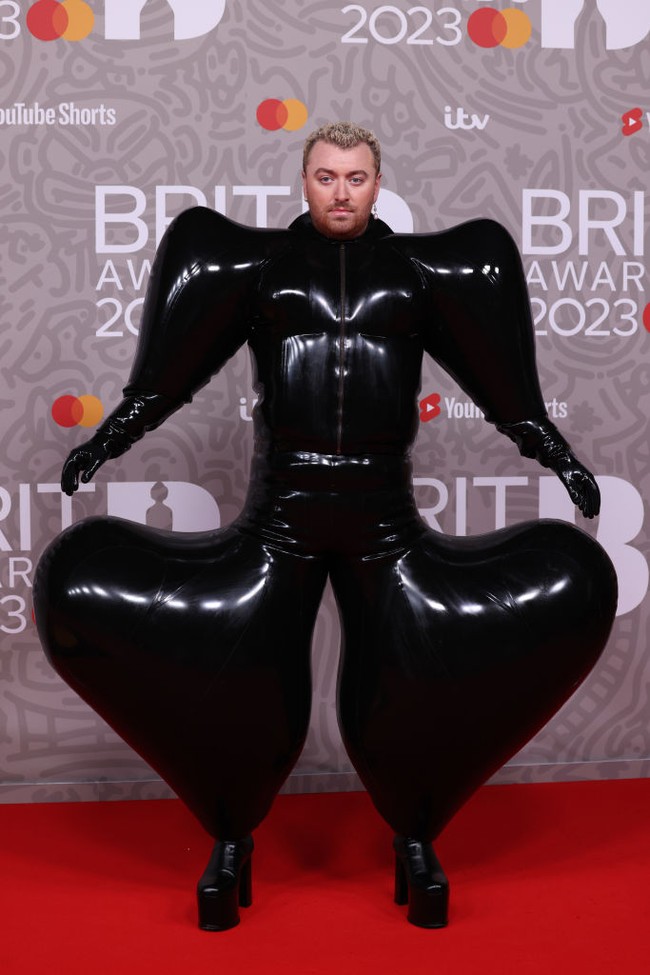 Sam Smith tampil di red carpet BRIT Awards 2023 dengan gaya nyentriknya. Penyanyi asal Inggris itu mengenakan baju lateks hitam yang menggembung di beberapa sisi. Foto: FilmMagic/Neil Mockford