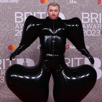 Sam Smith tampil di red carpet BRIT Awards 2023 dengan gaya nyentriknya. Penyanyi asal Inggris itu mengenakan baju lateks hitam yang menggembung di beberapa sisi. Foto: FilmMagic/Neil Mockford