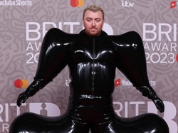 8 Gaya Sam Smith Pakai Baju Balon di BRIT Awards, Viral Jadi Meme