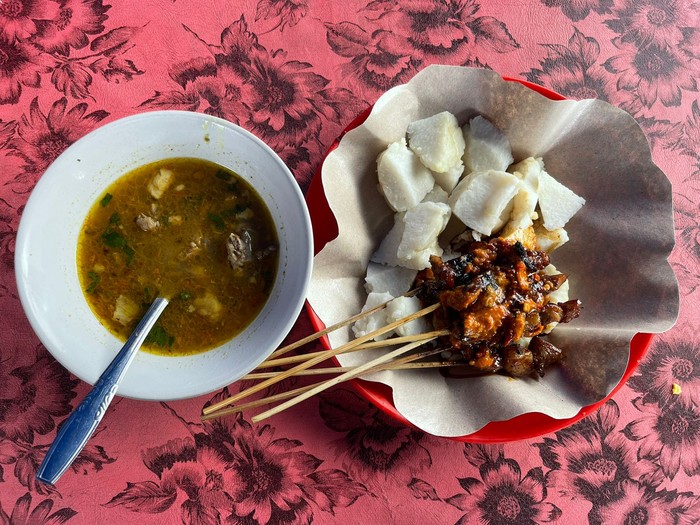 Sate Plecing Babi dan Rawon Babi di Puncak Wanagiri, Jalan Singaraja-Denpasar, Desa Wanagiri, Kecamatan Sukasada, Kabupaten Buleleng, Bali. (Made Wijaya Kusuma)