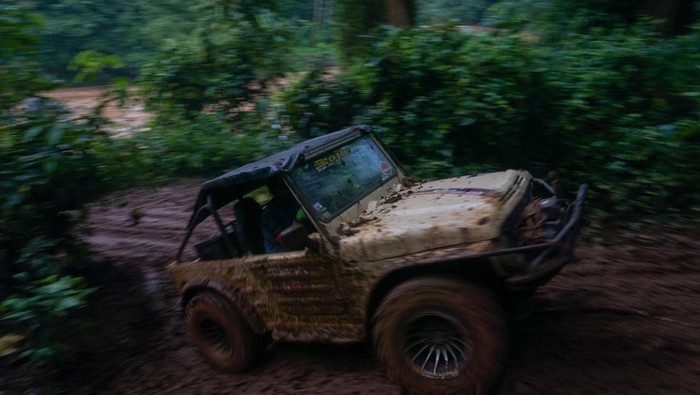 Peserta menaiki jip 4x4 melewati rintangan dalam perlombaan offroad Jelajah Alas Roban di Subah, Kabupaten Batang, Jawa Tengah, Sabtu (11/2/2023). Perlombaan yang diikuti 99 peserta dari berbagai daerah di Jawa itu dibagi menjadi dua kategori yaitu ekstrem dan fun dengan melewati rintangan jalan di tengah hutan roban di kawasan pantura Kabupaten Batang yang bertujuan untuk mengenalkan potensi wisata alam khas pantura. ANTARA FOTO/Harviyan Perdana Putra/tom.