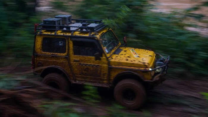 Peserta menaiki jip 4x4 melewati rintangan dalam perlombaan offroad Jelajah Alas Roban di Subah, Kabupaten Batang, Jawa Tengah, Sabtu (11/2/2023). Perlombaan yang diikuti 99 peserta dari berbagai daerah di Jawa itu dibagi menjadi dua kategori yaitu ekstrem dan fun dengan melewati rintangan jalan di tengah hutan roban di kawasan pantura Kabupaten Batang yang bertujuan untuk mengenalkan potensi wisata alam khas pantura. ANTARA FOTO/Harviyan Perdana Putra/tom.