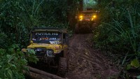 Peserta menaiki jip 4x4 melewati rintangan dalam perlombaan offroad Jelajah Alas Roban di Subah, Kabupaten Batang, Jawa Tengah, Sabtu (11/2/2023).