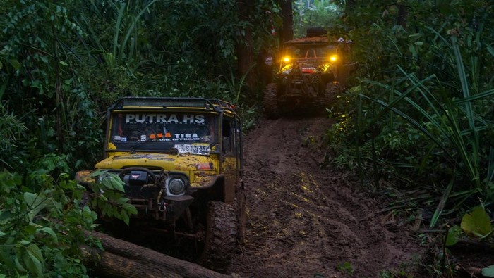 Seru! Jelajah Alas Roban dengan Mobil Offroad Peserta menaiki jip 4x4 melewati rintangan dalam perlombaan offroad Jelajah Alas Roban di Subah, Kabupaten Batang, Jawa Tengah, Sabtu (11/2/2023). Perlombaan yang diikuti 99 peserta dari berbagai daerah di Jawa itu dibagi menjadi dua kategori yaitu ekstrem dan fun dengan melewati rintangan jalan di tengah hutan roban di kawasan pantura Kabupaten Batang yang bertujuan untuk mengenalkan potensi wisata alam khas pantura. ANTARA FOTO/Harviyan Perdana Putra/tom.
