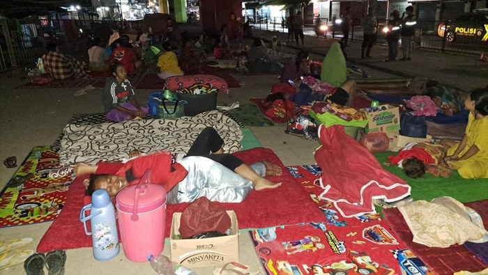 Suasana malam pengungsian di flyover Pamanukan, Subang.