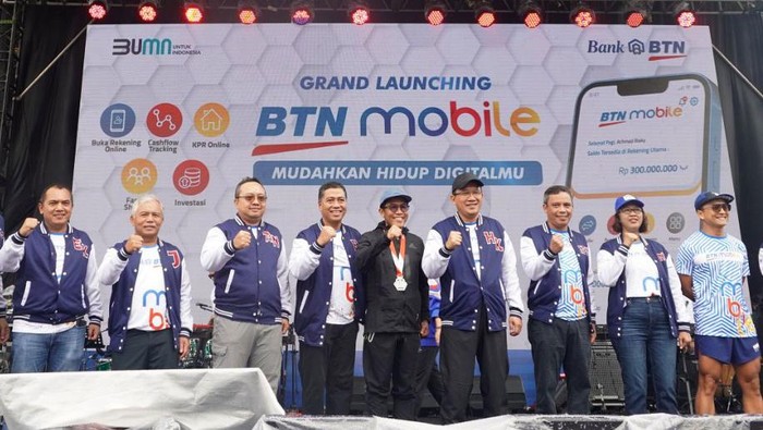 Direktur Utama Bank BTN Haru Koesmahargyo bersama Wakil Direktur Utama Bank BTN Nixon LP Napitupulu dan jajaran direksi Bank BTN meresmikan peluncuran BTN Mobile pada acara BTN Anniversary Festival 2023 yang merupakan rangkaian acara puncak kegiatan HUT Bank BTN ke-73, di Jakarta, Minggu (12/2).  SuperApp BTN Mobile resmi diluncurkan untuk memberikan kemudahan dan kenyamanan nasabah dalam bertransaksi perbankan dengan menggabungkan kekuatan teknologi dan ekosistem perumahan. Salah satu fitur unggalannya yakni online open account, split bill, Autodebit, BTN ekosistem yang menghubungkan ke layanan digital channel Bank BTN lainnya, dan cashflow tracker.