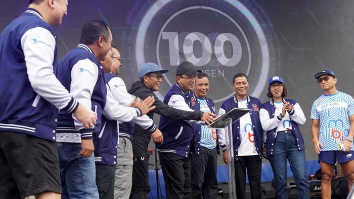 Supper App BTN Mobile Resmi Diluncurkan Direktur Utama Bank BTN Haru Koesmahargyo bersama Wakil Direktur Utama Bank BTN Nixon LP Napitupulu dan jajaran direksi Bank BTN meresmikan peluncuran BTN Mobile pada acara BTN Anniversary Festival 2023 yang merupakan rangkaian acara puncak kegiatan HUT Bank BTN ke-73, di Jakarta, Minggu (12/2). SuperApp BTN Mobile resmi diluncurkan untuk memberikan kemudahan dan kenyamanan nasabah dalam bertransaksi perbankan dengan menggabungkan kekuatan teknologi dan ekosistem perumahan. Salah satu fitur unggalannya yakni online open account, split bill, Autodebit, BTN ekosistem yang menghubungkan ke layanan digital channel Bank BTN lainnya, dan cashflow tracker.