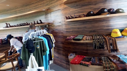 Suvenir yang dijual di Loh Buaya, Pulau Rinca, Taman Nasional Komodo, Manggarai Barat, NTT.