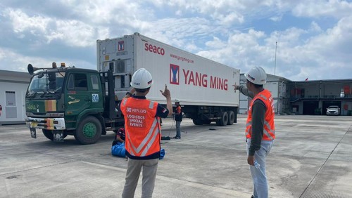 Tiga kontainer logistik berisi ban basah dan kering untuk keperluan balapan WSBK 2023 tiba di Sirkuit Mandalika, Sabtu sore (11/2/2023). Foto: IST.
