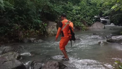 Tim SAR menyusuri sungai mencari  pemuda yang hilang tenggelam di Air Terjun Aimitat, Desa Urung Pigang, Kecamatan Alok Barat, Kabupaten Sikka, NTT, Minggu (12/2/2023) sekitar pukul 15.35 Wita.