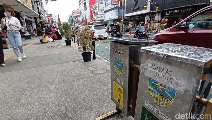 Tong sampah di kawasan Malioboro Tasikmalaya rusak.