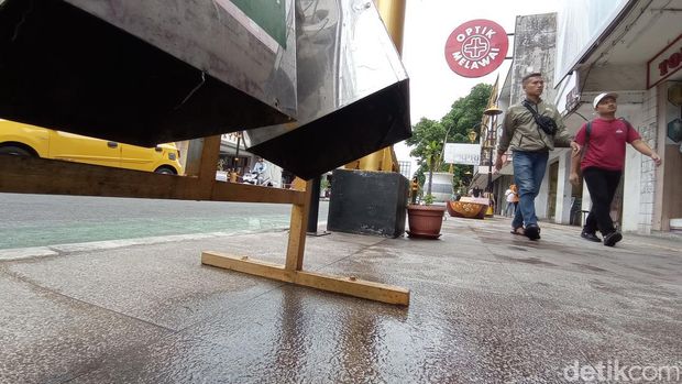 Tong sampah di kawasan 'Malioboro' Tasikmalaya rusak.