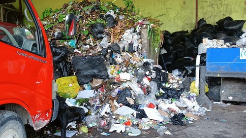 Sampah residu masih menggunung di TPST-3R Seminyak, Minggu (12/2/2023).