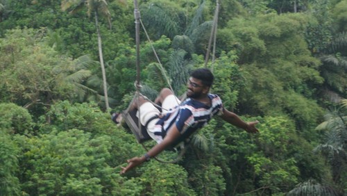 Turis asal India di salah satu wahana swing di Bongkasa, Kecamatan Abiansemal, Badung.