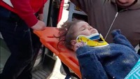 Anak tersebut dibawa ke rumah sakit dengan ambulans.